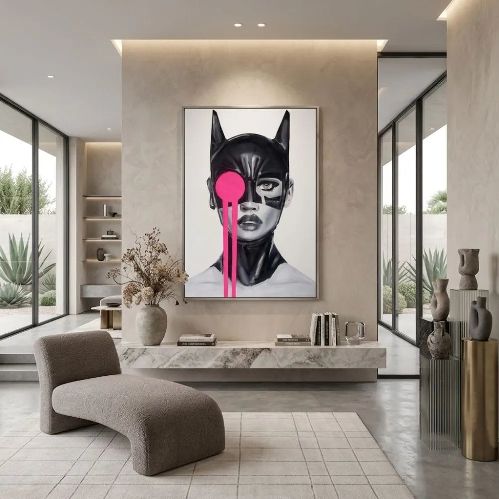 Catwoman Pop Art quadro moderno su tela con donna mascherata in bianco e nero e dettaglio rosa con cornice argento per soggiorno moderno