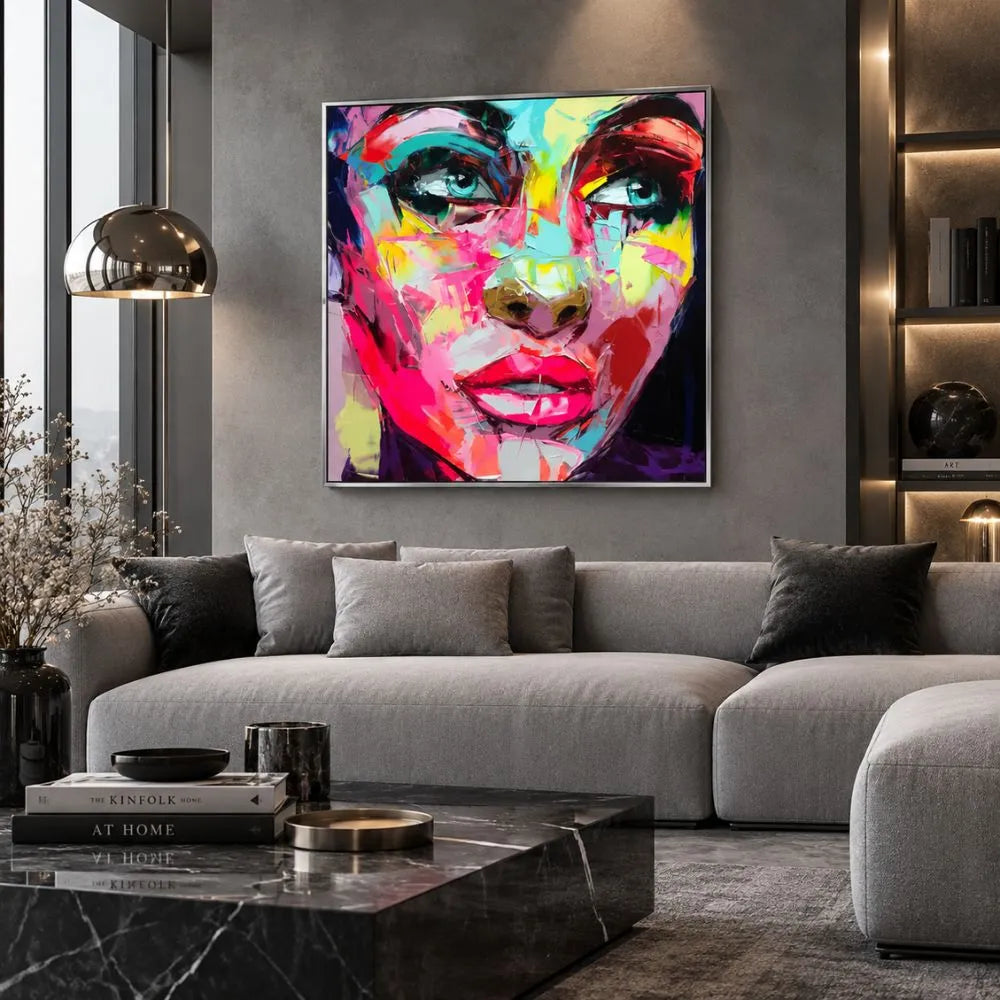 Quadro astratto Essenza di Colori con cornice argento minimal di un volto femminile e linee fluide e toni vivaci, ideale per arredamenti moderni e spazi creativi.
