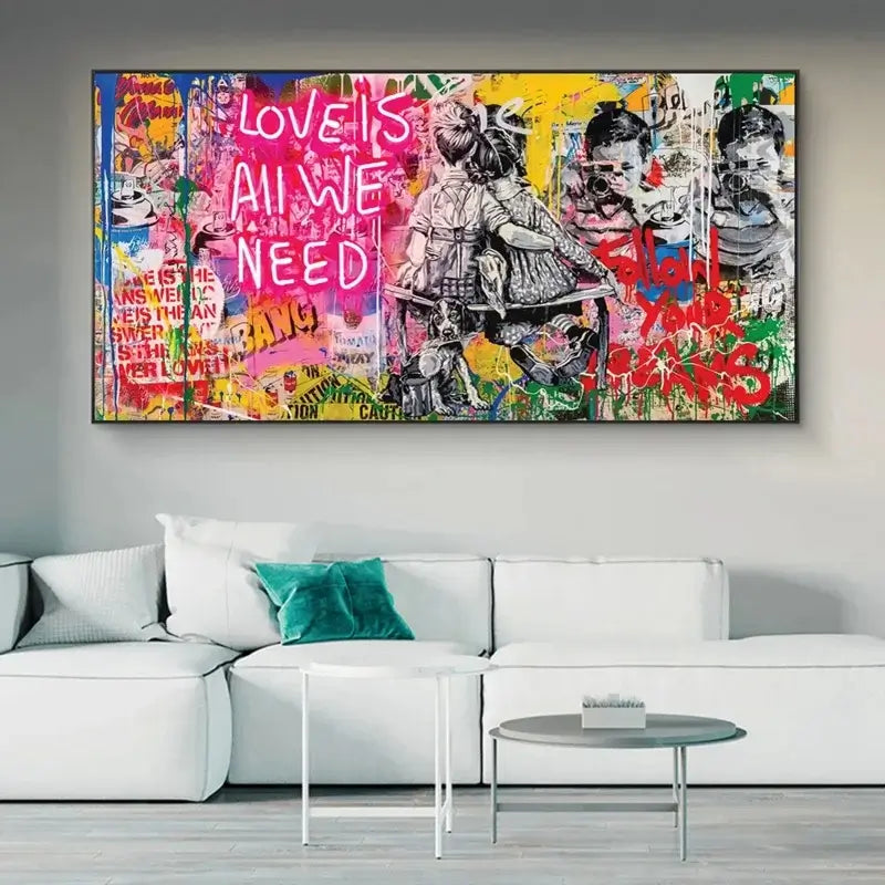 Love is all we need: quadro moderno amore con scritte stilizzate su sfondo artistico. Uno dei nostri quadri su tela più ricercati per arredi contemporanei.