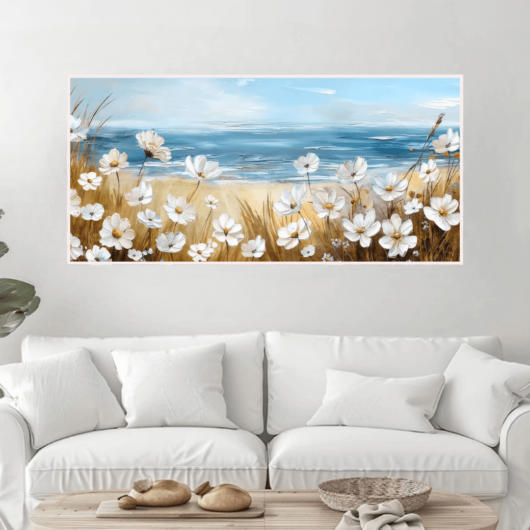 Profumo d'Estate quadro: elegante quadro moderno fiori e mare con delicati fiori bianchi in primo piano e una luminosa vista sul mare. Stampa su tela panorama estivo.