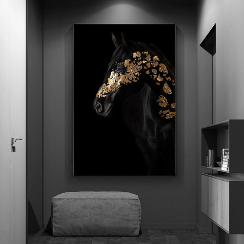 "Quadro Eleganza in Gold, dipinto con Cavallo nero e tonalità dorate, ideale per decorare ambienti raffinati e moderni."