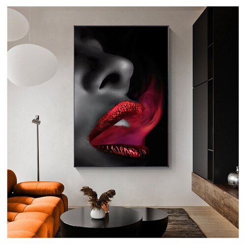 Quadro “Labbra Sexy” appeso in ambiente moderno: contrasto tra labbra rosse e fondo nero, effetto di fumo rosso elegante.
