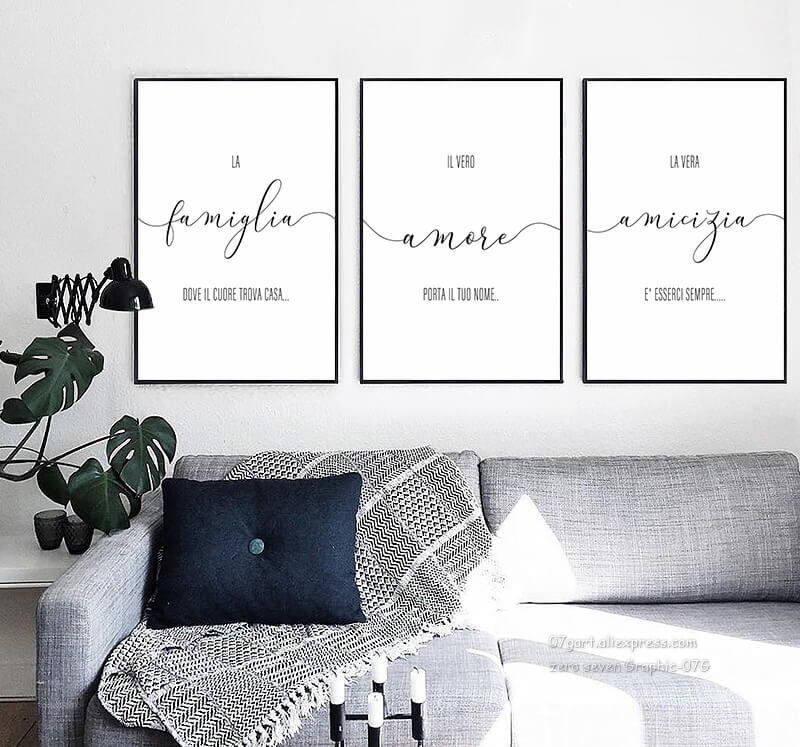 Set di 3 quadri su tela Amicizia Amore Famiglia esposto in soggiorno moderno con arredamento minimal.