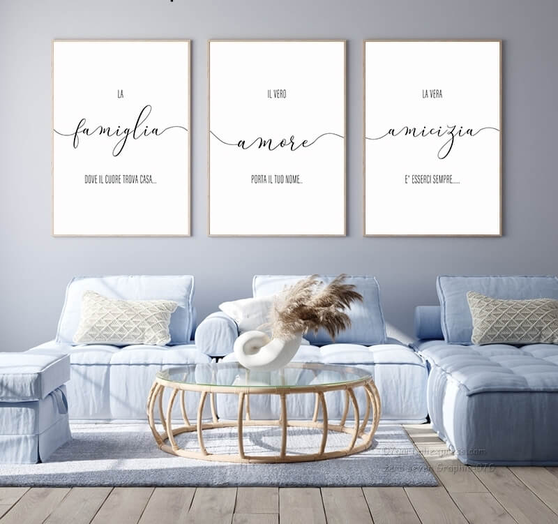 Set di 3 quadri su tela Amicizia Amore Famiglia esposto in soggiorno moderno con arredamento minimal.