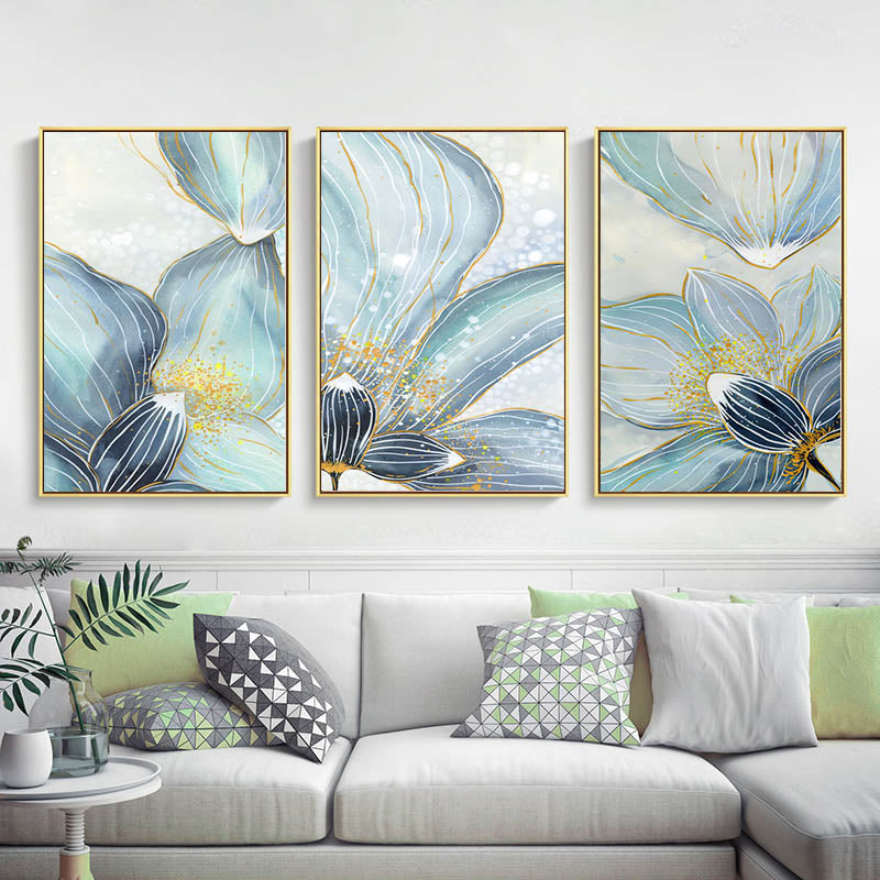 Trittico "Armonia Floreale": fiori blu pastello con dettagli dorati su sfondo grigio chiaro su tela.