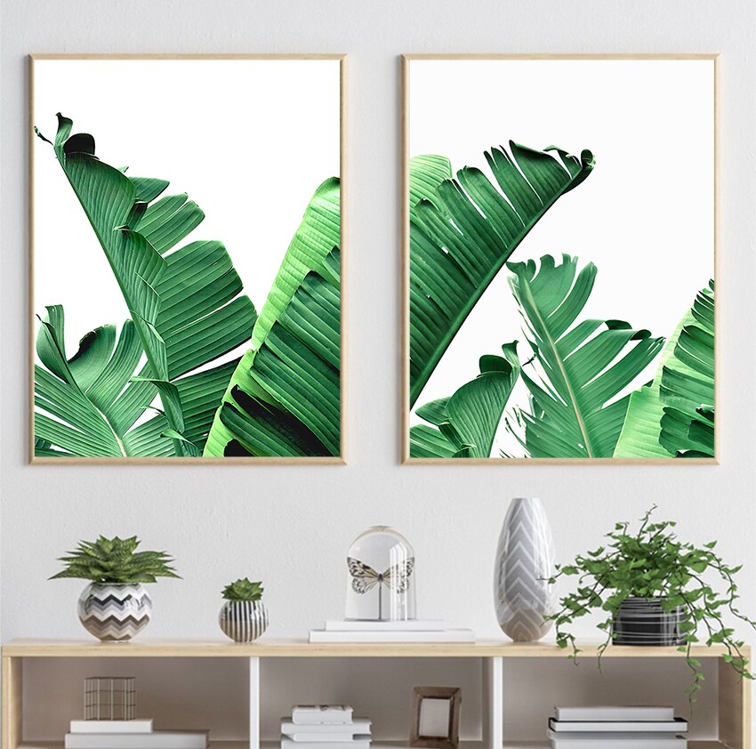 Quadro “Banano Tropicale”: foglie di banano verdi su sfondo bianco, rappresentazione minimalista della natura.