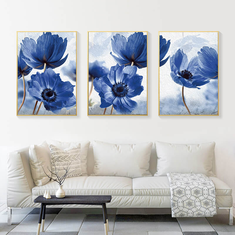 Trittico "Botanica Floreale Blu": fiori blu realistici su sfondo Chiaro su tela.