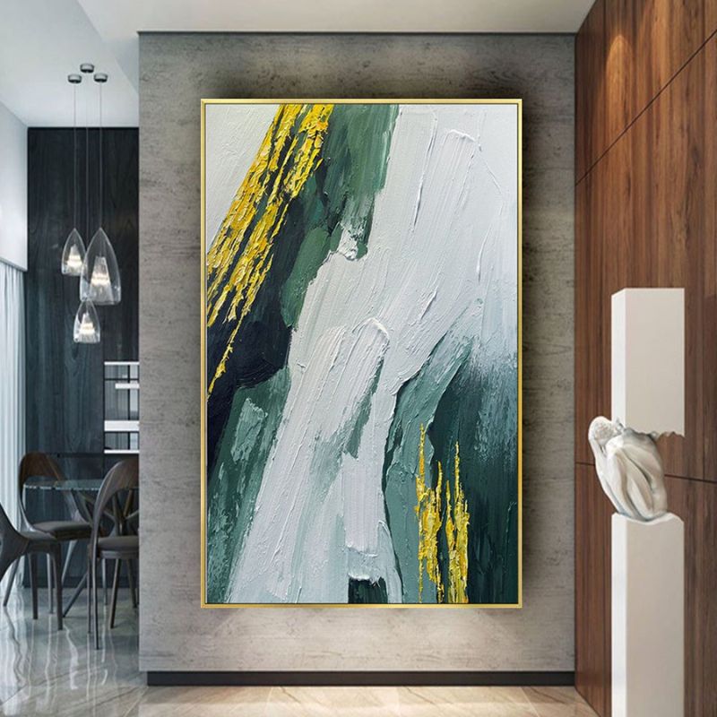 Quadro “Cromatismi Iridescenti” appeso in soggiorno moderno: arte astratta su parete chiara con tonalità iridescenti.