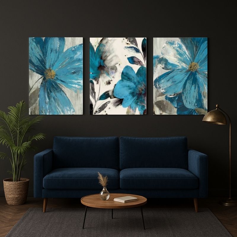 Trittico āFloreale Vintageā: fiori blu pastello e polline giallo su sfondo grigio astratto su tela.