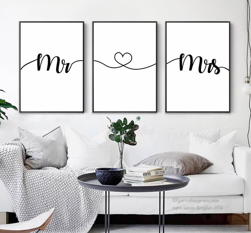 Trittico Mr & Mrs: scritta nera su sfondo bianco con cuore centrale, stile minimal.
