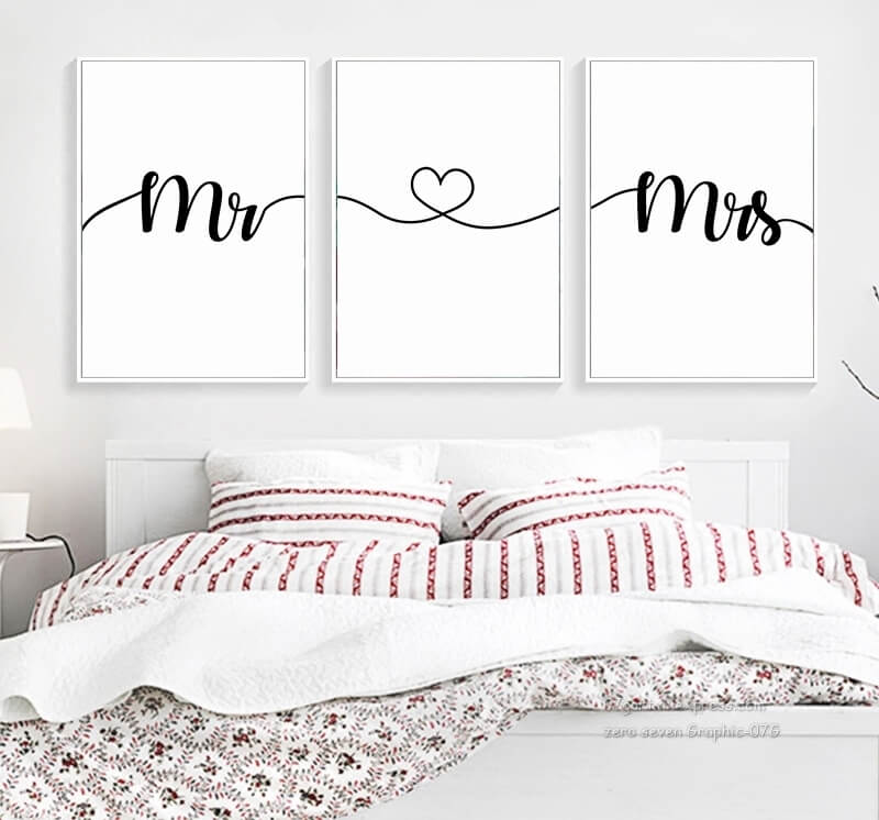 Trittico Mr & Mrs: scritta nera su sfondo bianco con cuore centrale, stile minimal.