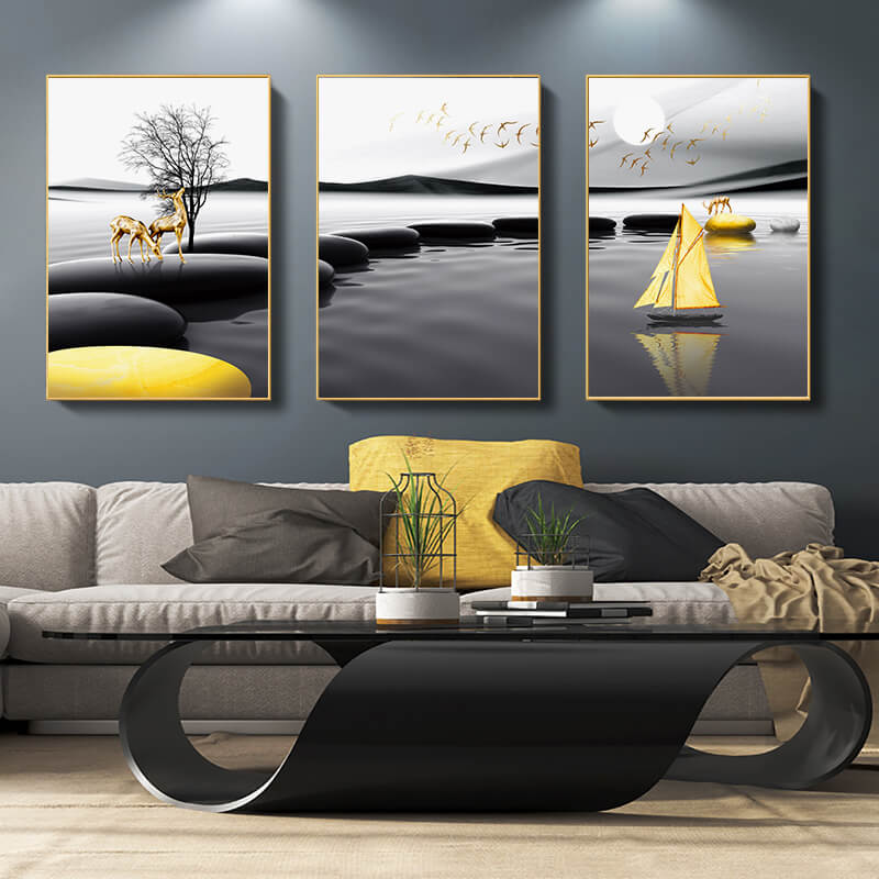 Quadro “Sere in Giallo” appeso in soggiorno moderno: cervi dorati emergono dal bianco e nero circostante.