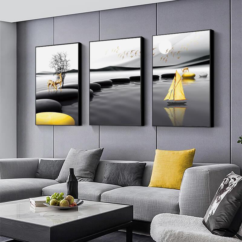 Quadro “Sere in Giallo” appeso in soggiorno moderno: cervi dorati emergono dal bianco e nero circostante.