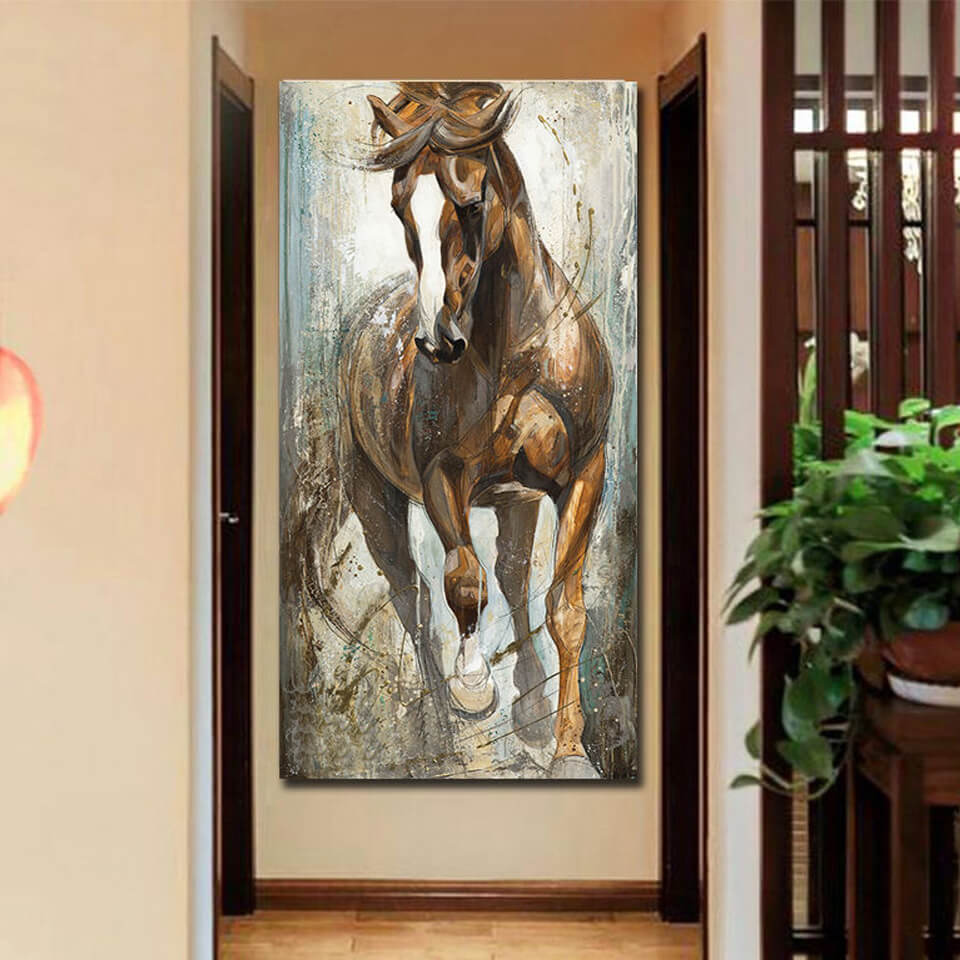 Quadro “Spirito Libero” appeso in un ambiente moderno, con il cavallo stilizzato che cattura l’attenzione.