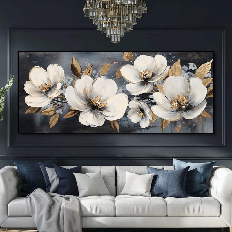Quadro moderno Incanto Botanico, eleganti fiori bianchi con dettagli dorati su sfondo scuro, perfetto per arredare salotto o soggiorno