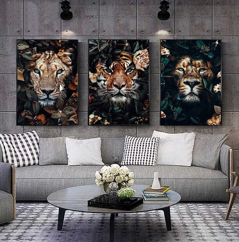 Un quadro su tela che raffigura leone leonessa e tigre immersi in foglie esotiche