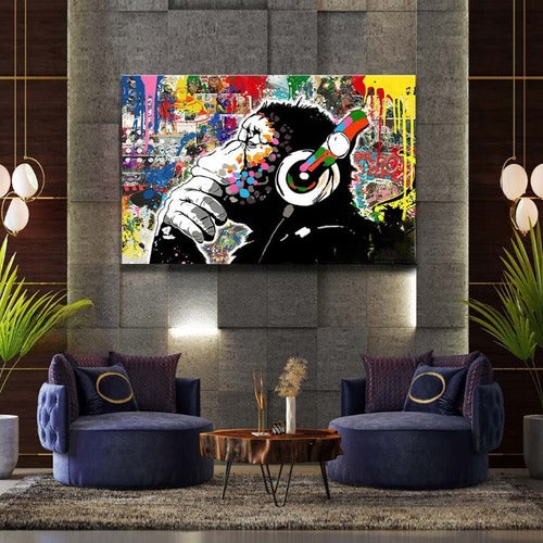 Quadro che raffigura l'opera di Banksy monkey di varie colorazioni , un'opera d'arte urbana che rappresenta una scimmia con un messaggio critico, ideale per uno spazio moderno e stimolante.