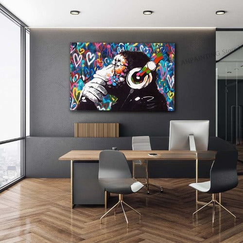 Quadro che raffigura l'opera di Banksy monkey di varie colorazioni , un'opera d'arte urbana che rappresenta una scimmia con un messaggio critico, ideale per uno spazio moderno e stimolante.