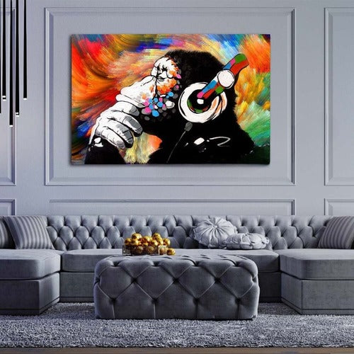 Quadro che raffigura l'opera di Banksy monkey di varie colorazioni , un'opera d'arte urbana che rappresenta una scimmia con un messaggio critico, ideale per uno spazio moderno e stimolante.