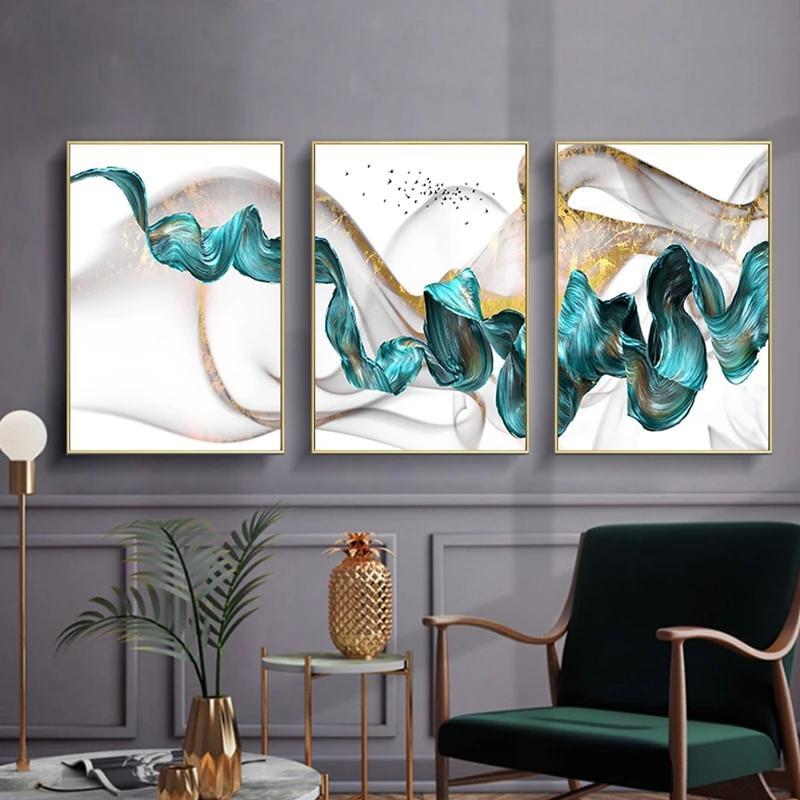 Quadro “Onde di Passione” appeso in un soggiorno moderno: trittico di onde astratte su parete chiara.