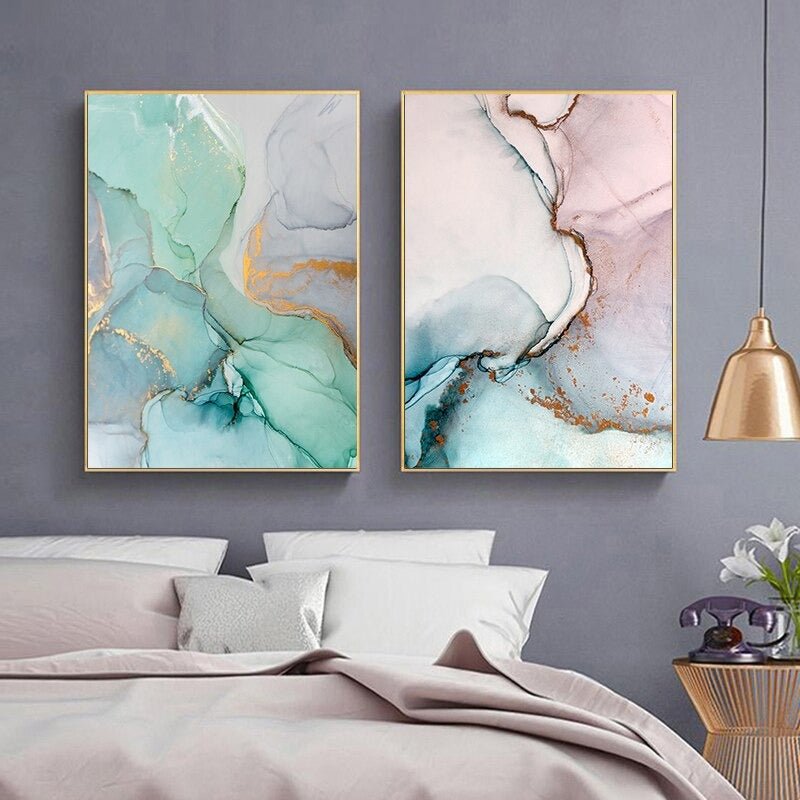 Set "Sfumature Chiare" appeso in soggiorno moderno: trittico di quadri su tela con sfumature delicate.