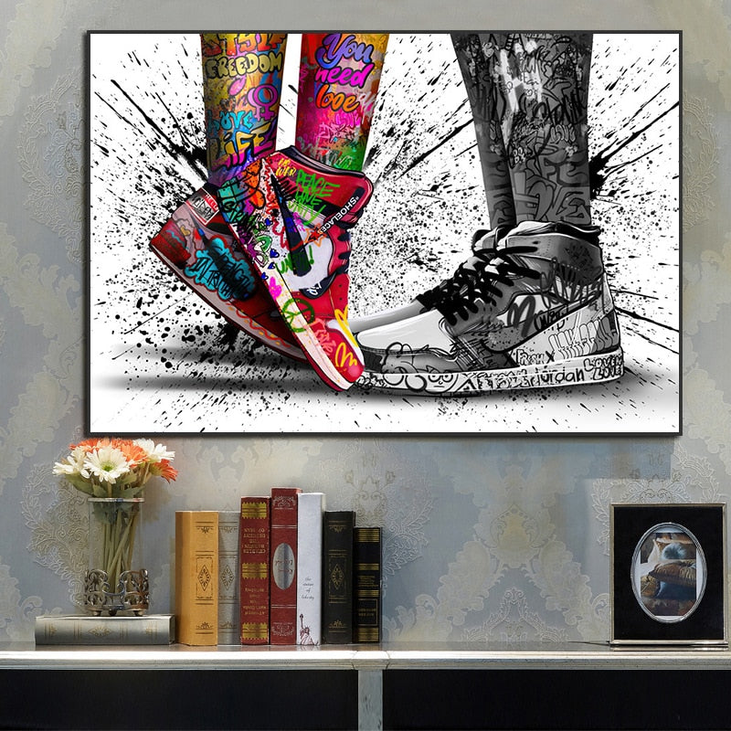 Quadro “Sneakers Graffiti”: paio di sneakers decorate con graffiti a colori su tela.