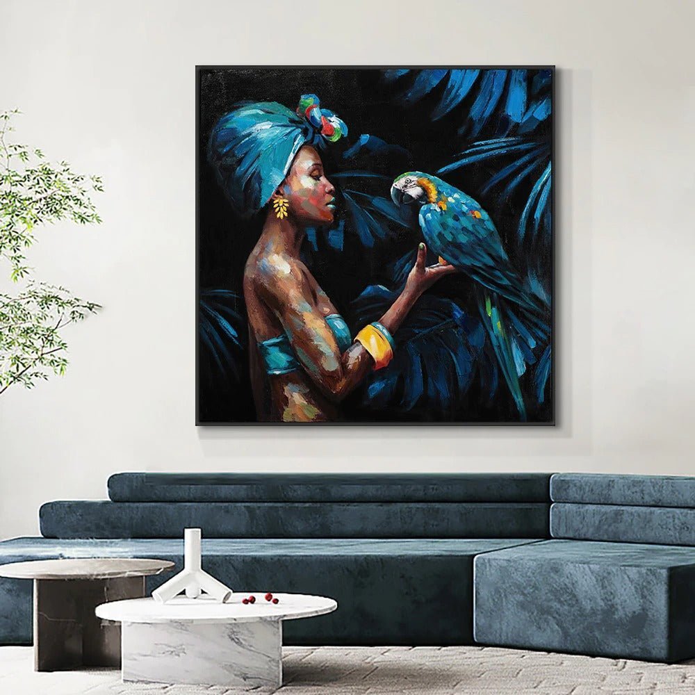 Quadro moderno di una donna di colore che tiene in mano un pappagallo con sfondo di una foresta tropicale