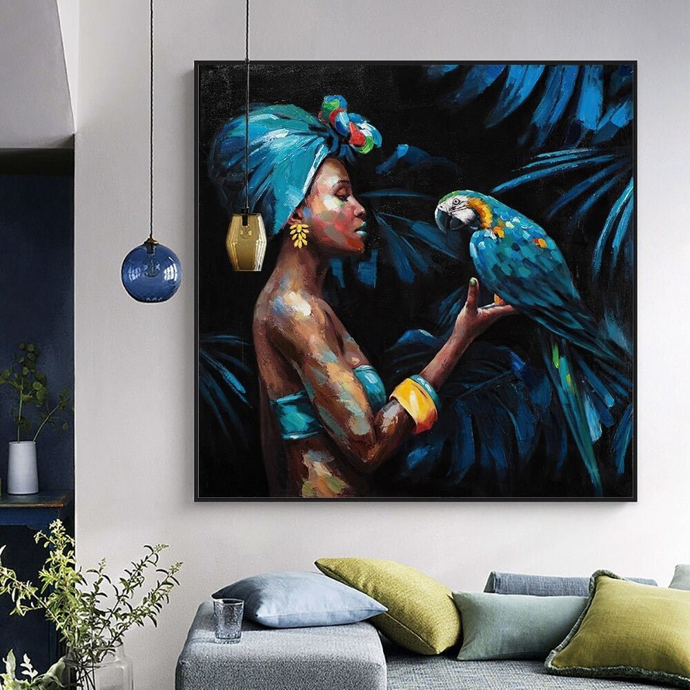 Quadro moderno di una donna di colore che tiene in mano un pappagallo con sfondo di una foresta tropicale