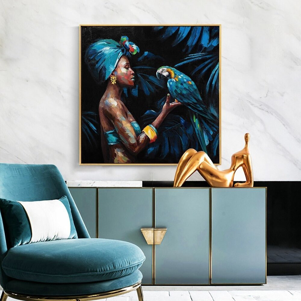 Quadro moderno di una donna di colore che tiene in mano un pappagallo con sfondo di una foresta tropicale
