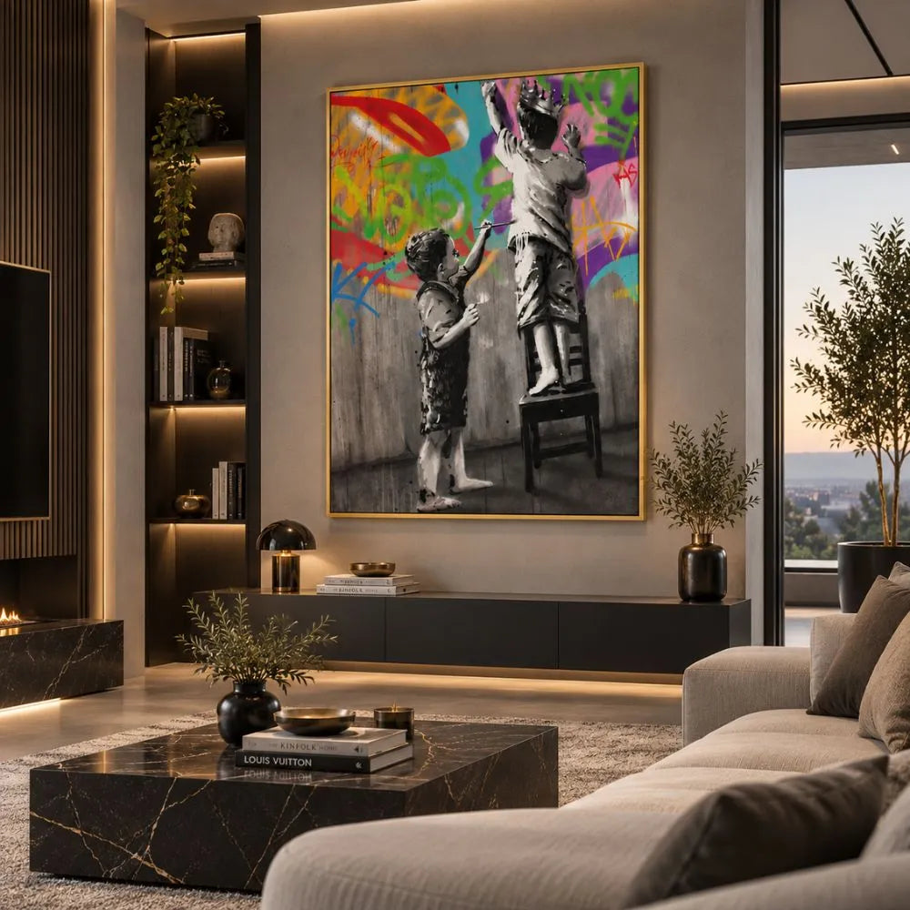 Quadro Amici di Guai con due bambini che dipingono graffiti colorati, stampa su tela street art in soggiorno moderno con cornice oro minimal