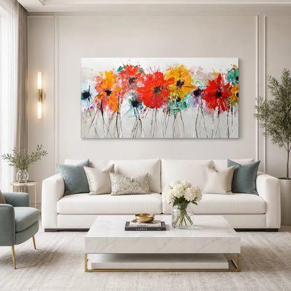 Quadro Armonia Botanica NinaHomeDesign con fiori astratti colorati e cornice oro, ambientato in un salotto moderno ed elegante con arredo chiaro e dettagli raffinati.