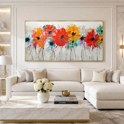 Quadro Armonia Botanica NinaHomeDesign con fiori astratti colorati e cornice oro, ambientato in un salotto moderno ed elegante con arredo chiaro e dettagli raffinati.