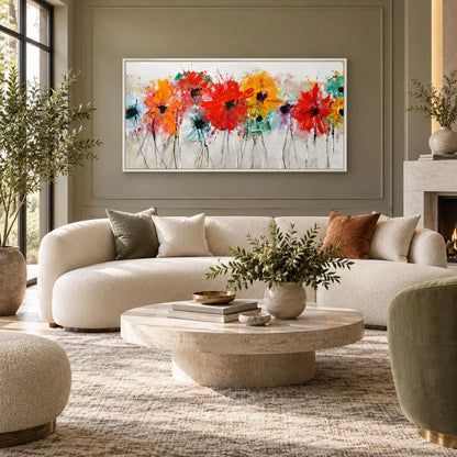 Quadro su tela Armonia Botanica con fiori astratti colorati e cornice bianco, ambientato in un salotto moderno ed elegante con arredo chiaro e dettagli raffinati.