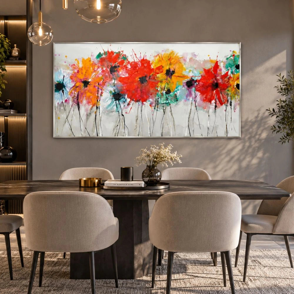Quadro su tela Armonia Botanica con fiori astratti colorati e cornice argento, ambientato in un salotto moderno ed elegante con arredo chiaro e dettagli raffinati.