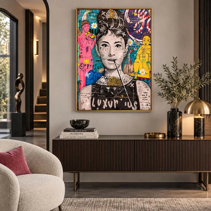 Quadro con cornice oro “Audrey Hepburn Pop Art”: volto dell’attrice reinterpretato in stile pop art su tela.