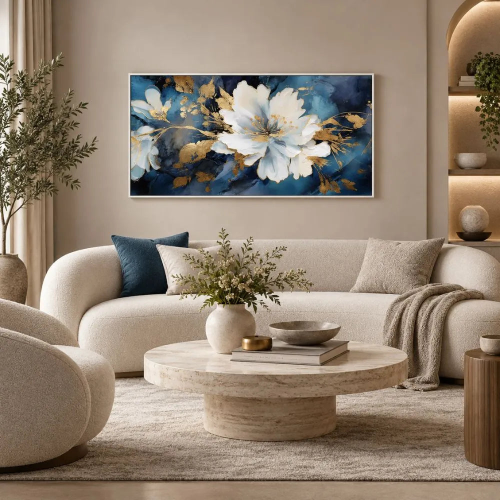Aurea Floreale: quadro su tela con cornice bianca floreale peonia oro con petali dettagliati e sfumature dorate su sfondo neutro. Uno dei nostri quadri su tela botanici più raffinati.