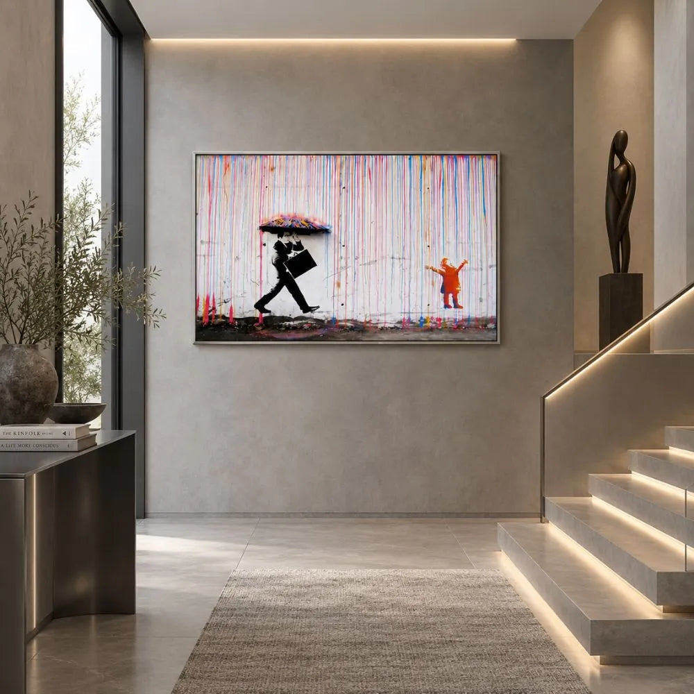 Businessman Under the Rain Banksy: quadro con cornice argento street art con un uomo d'affari sotto la pioggia colorata. Stampa su tela graffiti moderna e provocatoria, perfetta per arredo contemporaneo.