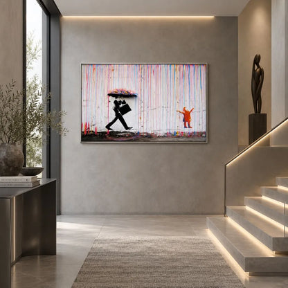 Businessman Under the Rain Banksy: quadro con cornice argento street art con un uomo d'affari sotto la pioggia colorata. Stampa su tela graffiti moderna e provocatoria, perfetta per arredo contemporaneo.