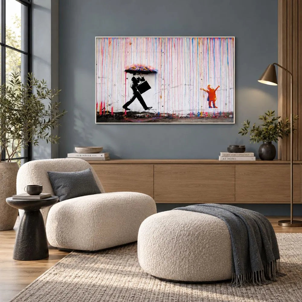 Businessman Under the Rain Banksy: quadro con cornice bianca street art con un uomo d'affari sotto la pioggia colorata. Stampa su tela graffiti moderna e provocatoria, perfetta per arredo contemporaneo.