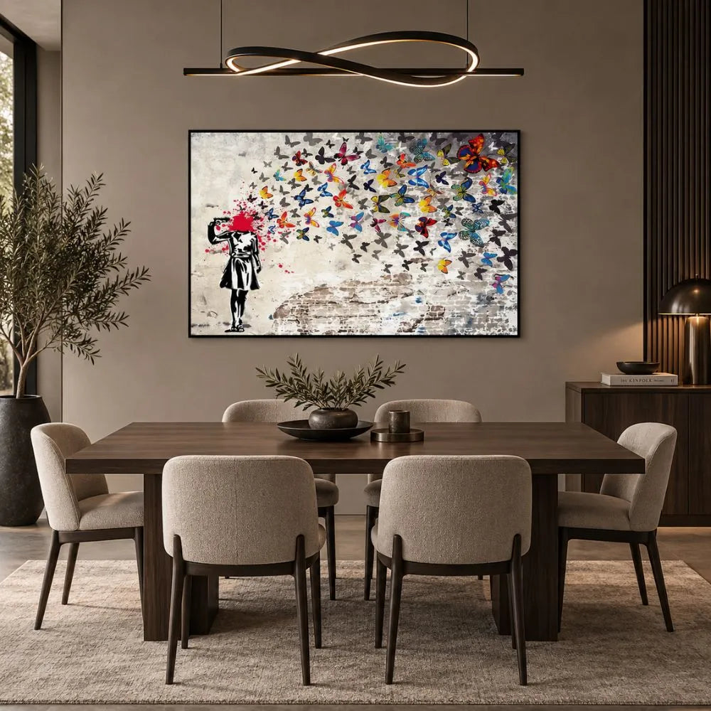 Quadro su tela con cornice nera di Banksy, riproduzione della bambina che si spara alla testa, trasformando il colpo in un’esplosione di farfalle colorate. Quadro urban e simbolico.