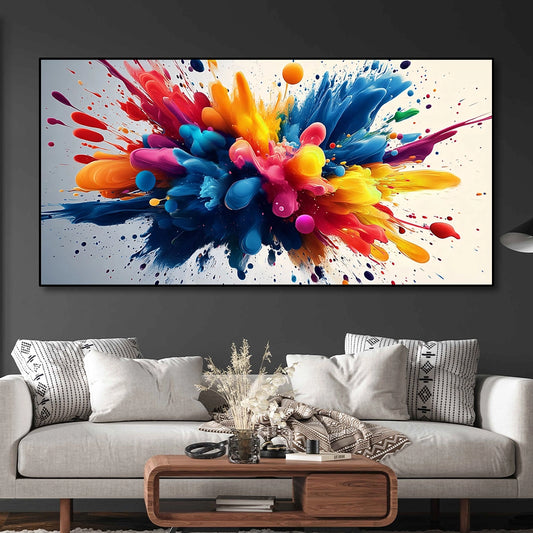 Quadro astratto con esplosione di colori vivaci come blu, rosso, giallo e arancione su sfondo chiaro. Stampa moderna per arredamento d'interni.
