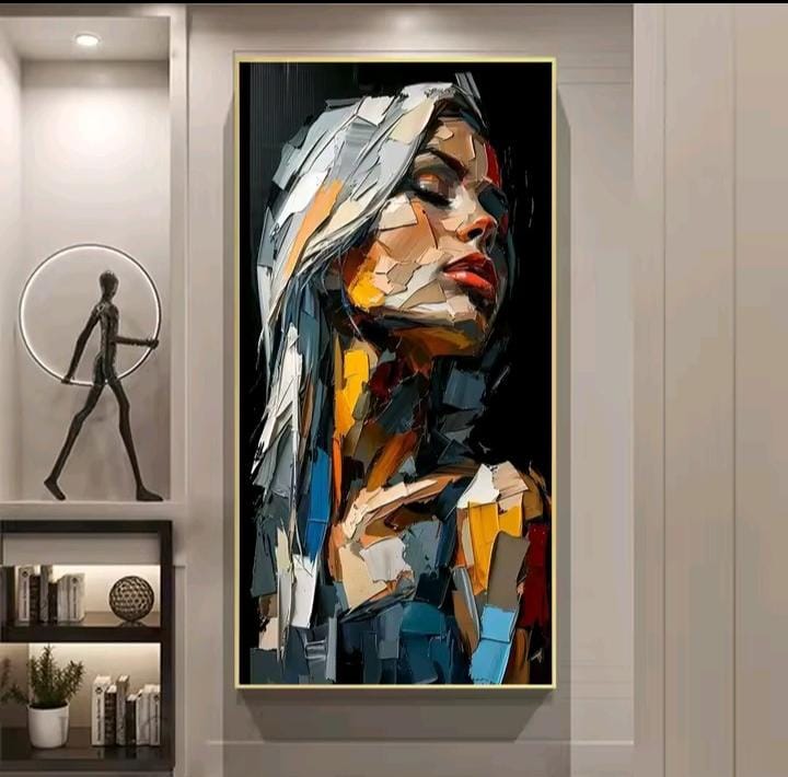 Quadro astratto con corpo e volto femminile, riflessi di colori vivaci e atmosfera artistica moderna.