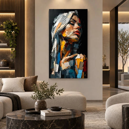 Quadro su tela astratto con corpo e volto femminile, riflessi di colori vivaci e atmosfera artistica moderna.