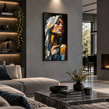 Quadro su tela con cornice nera astratto con corpo e volto femminile, riflessi di colori vivaci e atmosfera artistica moderna.