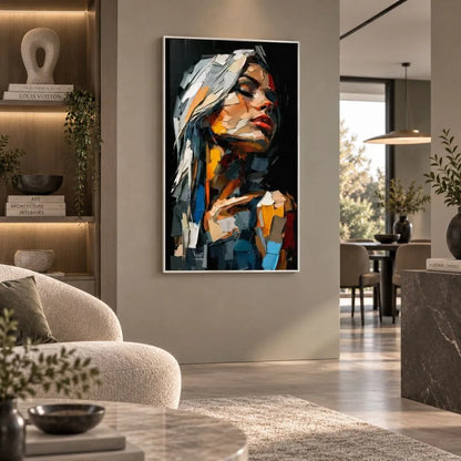 Quadro su tela con cornice bianca astratto con corpo e volto femminile, riflessi di colori vivaci e atmosfera artistica moderna.