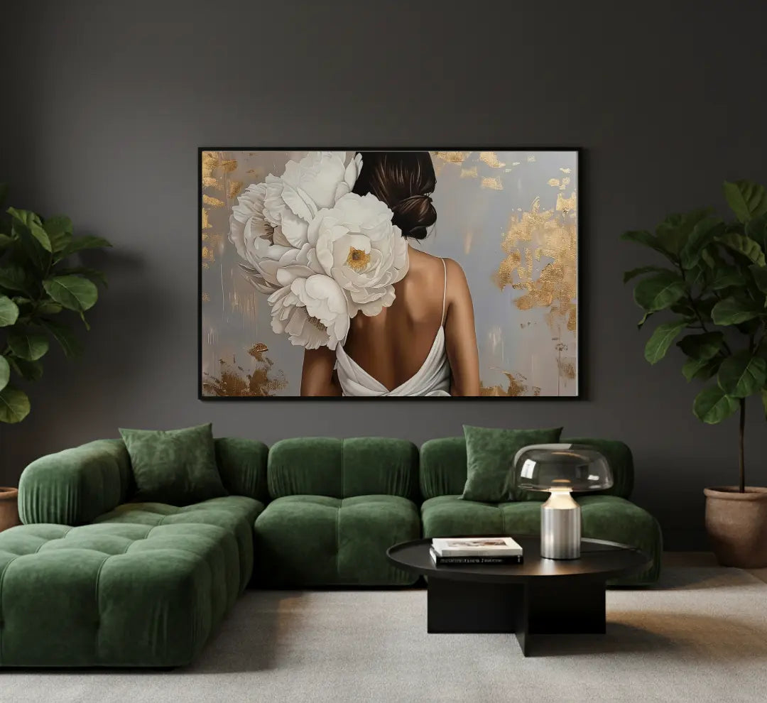 Quadro Fragranza Silente: quadro donna di spalle peonie con vestito bianco. Stampa su tela fiori e figura femminile elegante, perfetta per la camera da letto o il salotto.