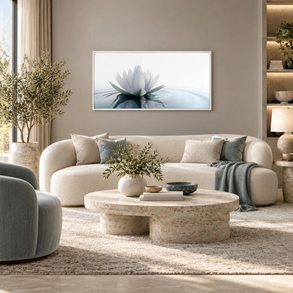 Quadro su tela Fiore di Loto con fiore di loto bianco e riflessi sull’acqua, cornice bianca minimal in ambiente moderno elegante