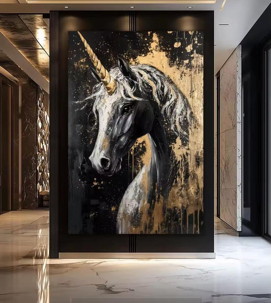 Guardiano della Purezza: quadro unicorno moderno in primo piano con corno in evidenza, stampa su tela animale mitologico che unisce purezza ed energia in un arredo elegante.