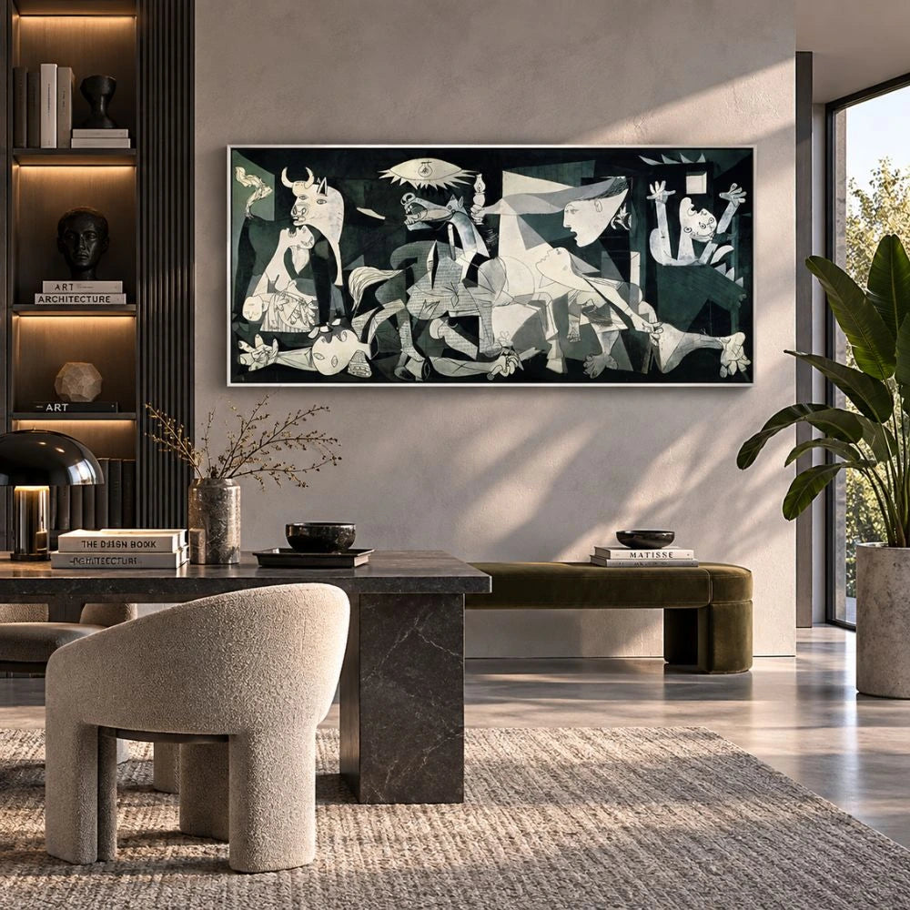 Guernica di Picasso è un quadro su tela  con cornice bianca, una riproduzione fedele del famoso dipinto simbolo di protesta e riflessione contro la guerra, ideale per uno spazio ricco di significato.