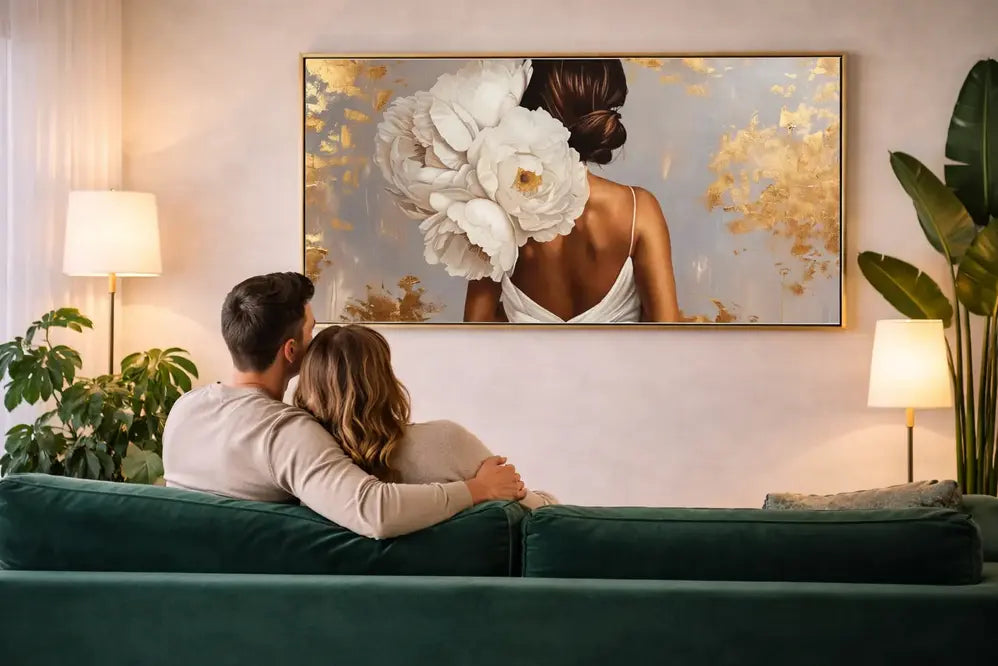 coppia distesta sul divano a guardare un quadro ninahomedesign